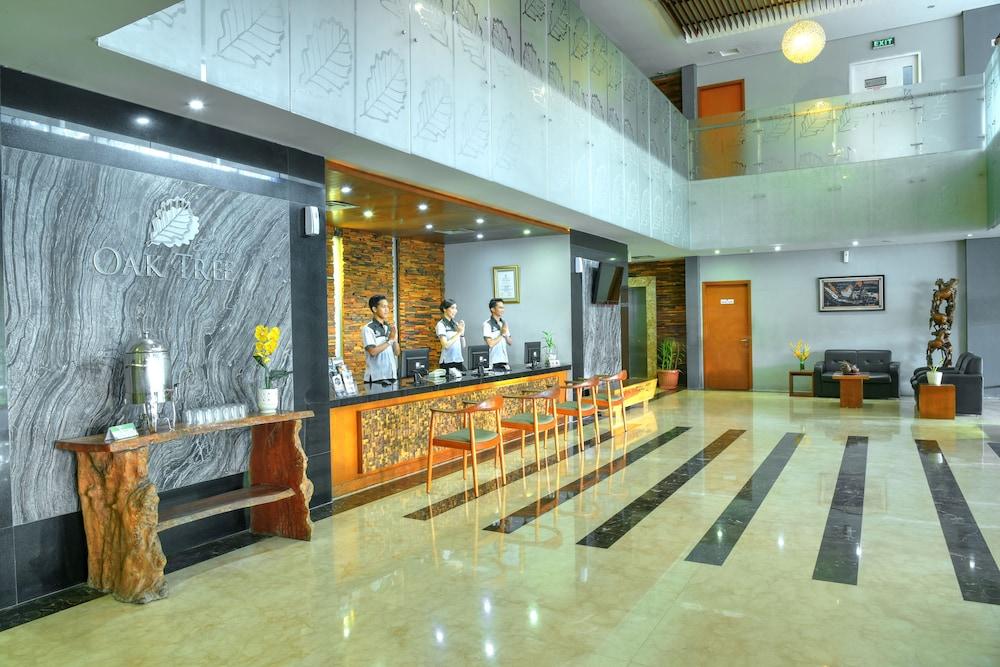 Oak Tree Emerald Hotel & Coventions Semarang Exterior photo
