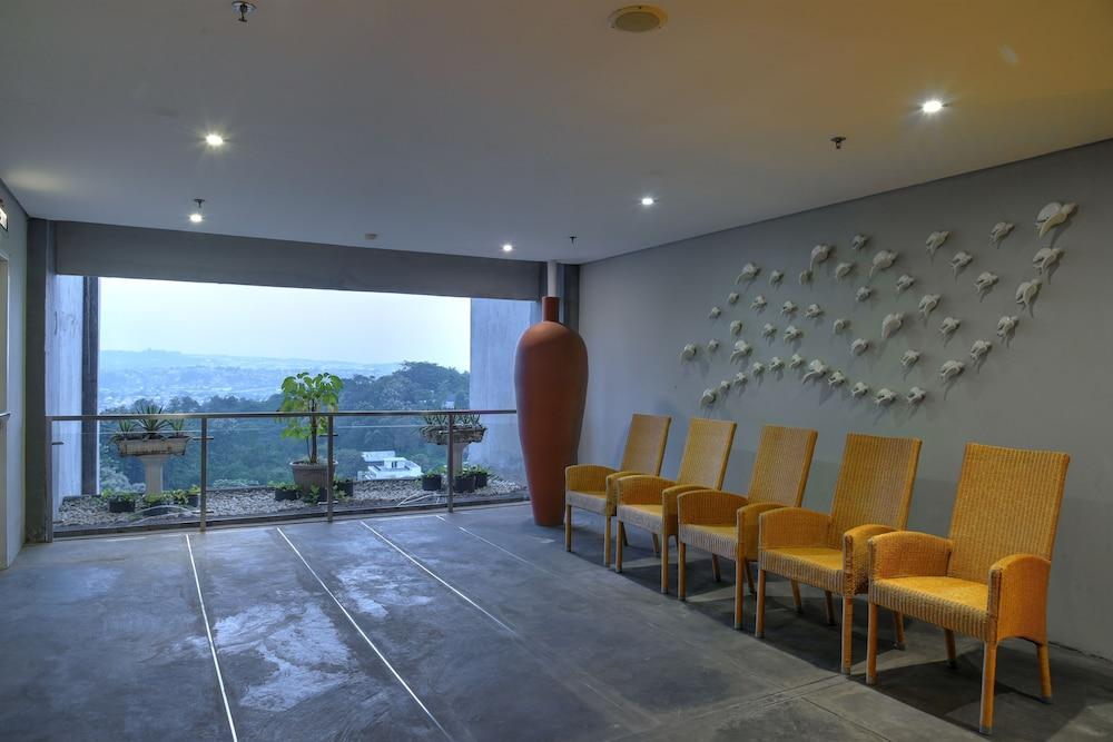 Oak Tree Emerald Hotel & Coventions Semarang Exterior photo