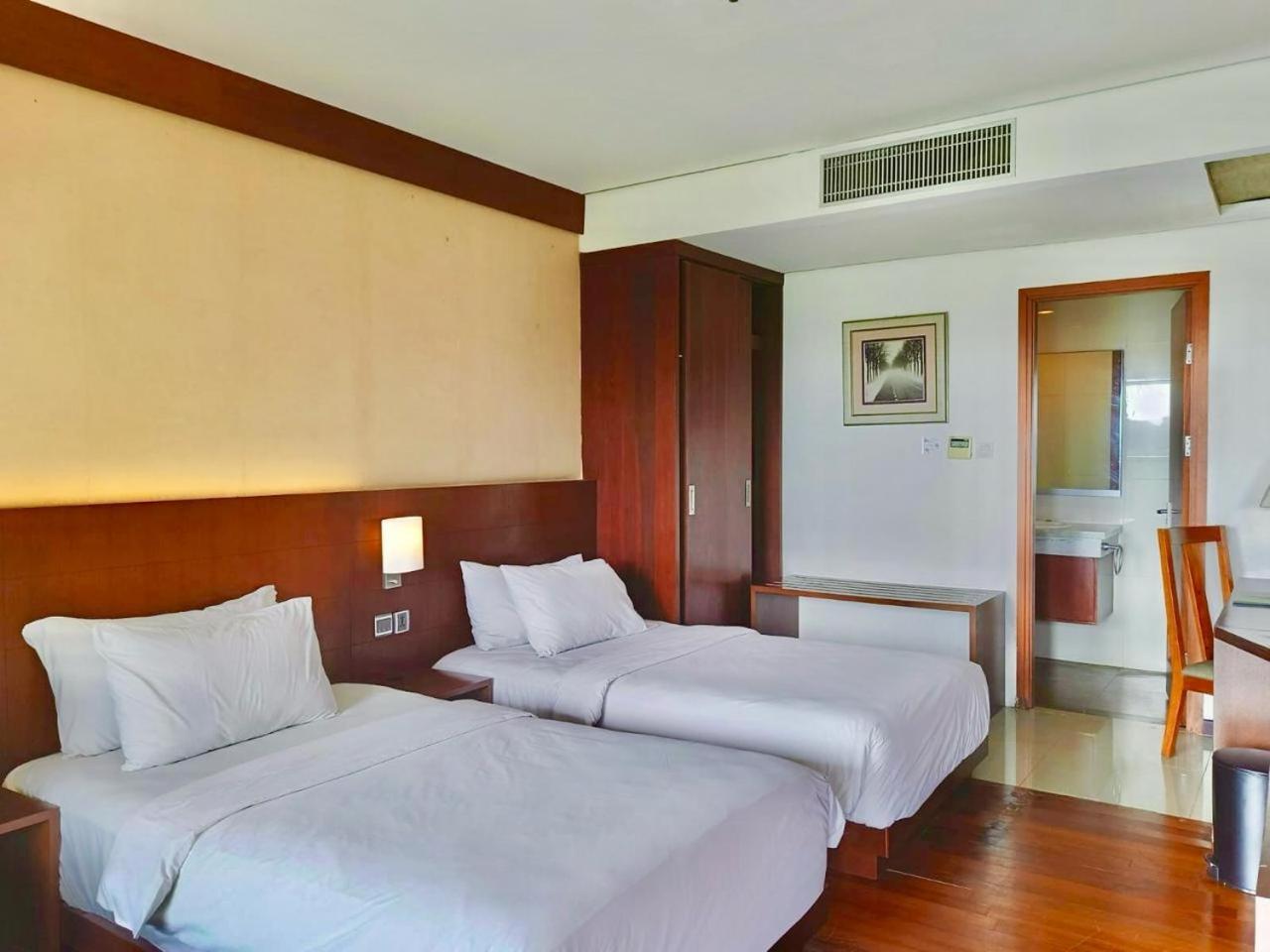 Oak Tree Emerald Hotel & Coventions Semarang Exterior photo