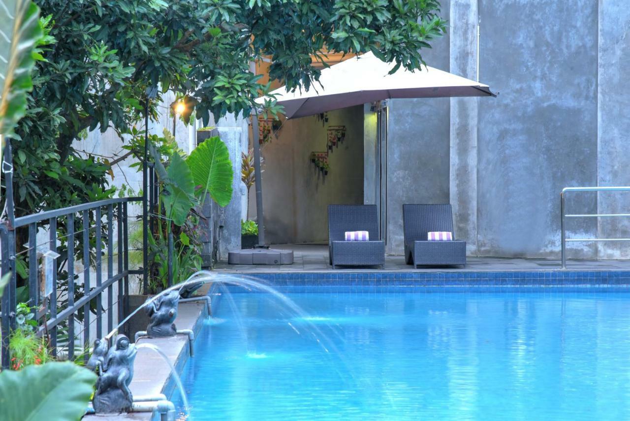 Oak Tree Emerald Hotel & Coventions Semarang Exterior photo